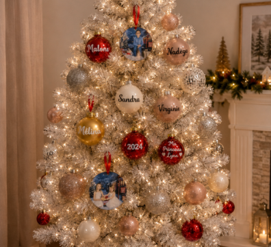 Boules de Noël personnalisées avec prénom et photo suspendues sur un sapin de Noël blanc illuminé